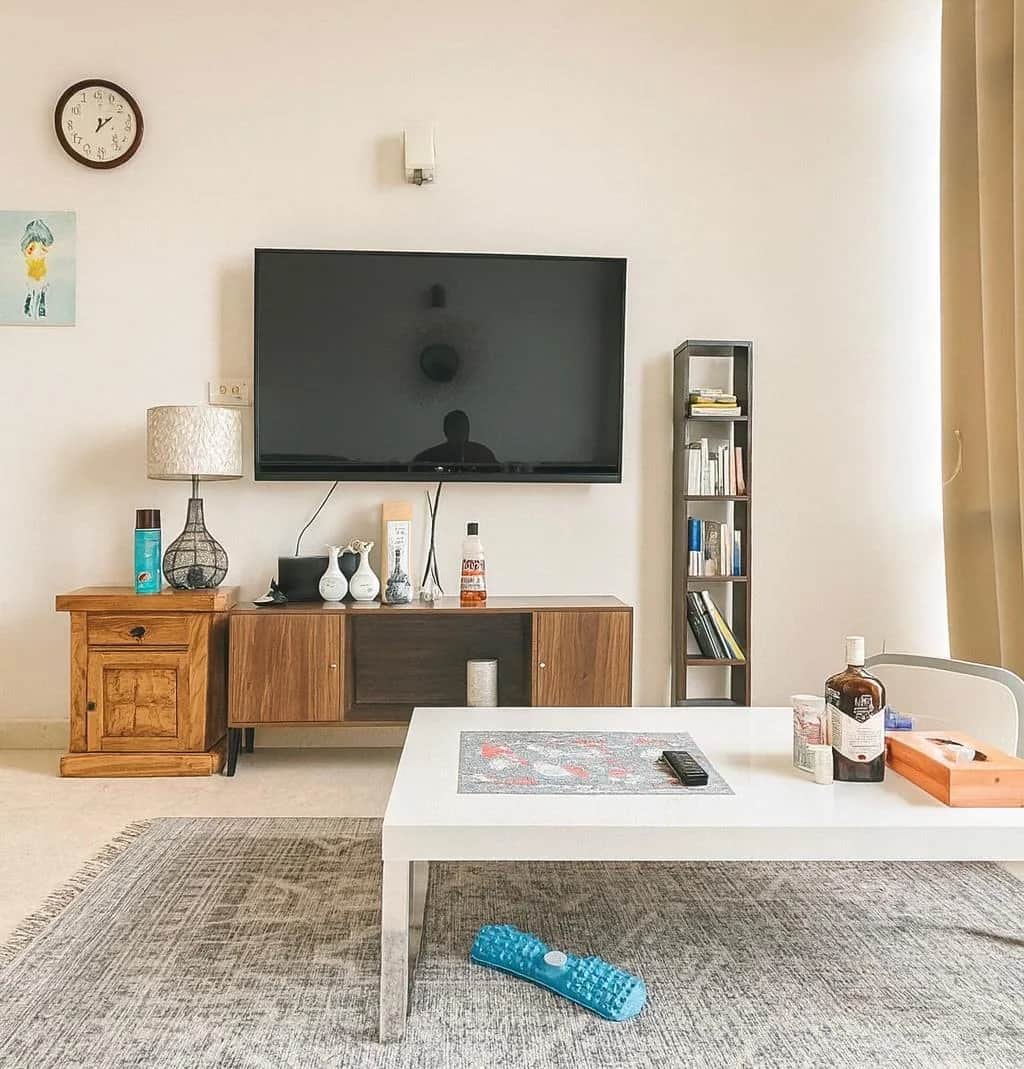 IREOグランドアーチ 2BHK リビング テレビ壁面とコーヒーテーブル — グルガオン駐在員向け賃貸
