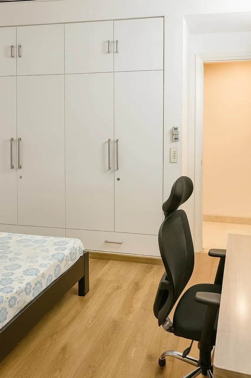 IREOグランドアーチ 2BHK 第2寝室 — 造り付けワードローブとデスク付き（グルガオン）