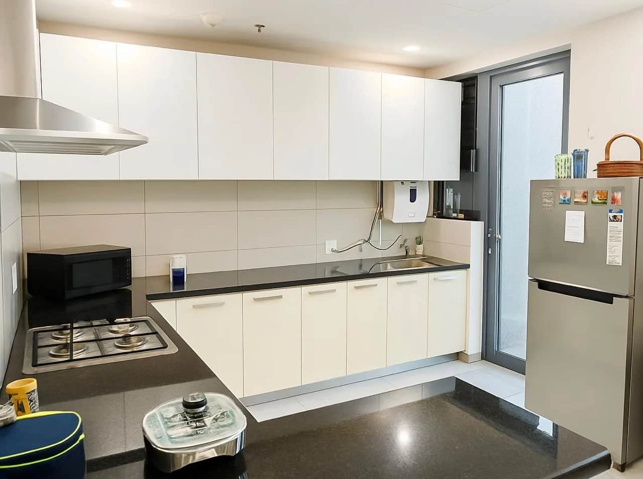 IREOグランドアーチ 2BHK モジュラーキッチン — ガスコンロ、換気扇、冷蔵庫完備（グルガオン）