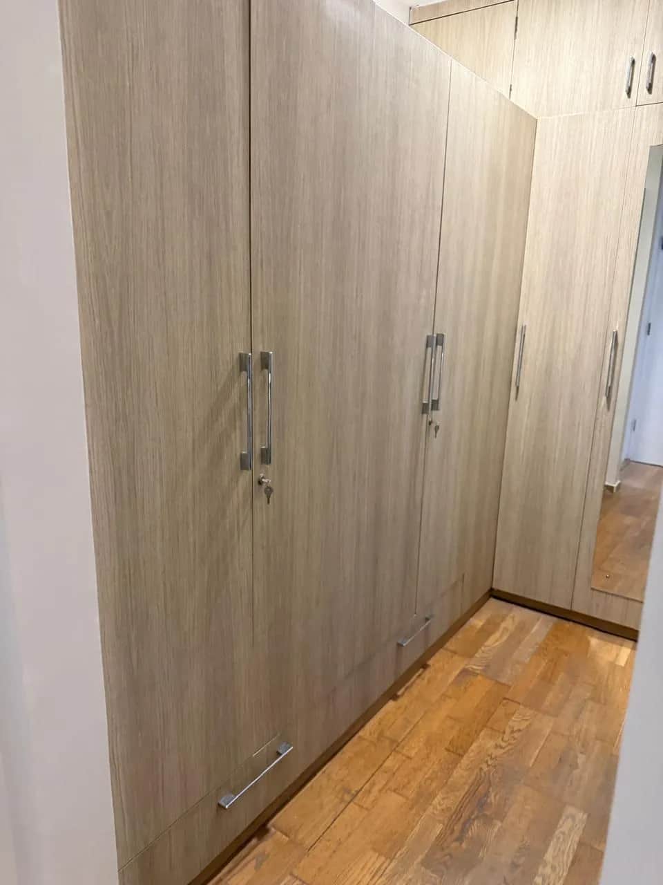 IREOグランドアーチ 3BHK マスターベッドルーム 壁面造り付けワードローブ — グルガオン セクター58