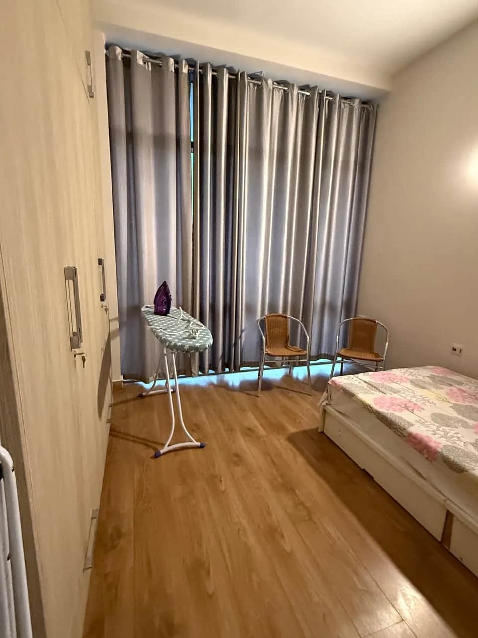 IREOグランドアーチ 3BHK 第2寝室 — シングルベッドと窓際シーティングエリア（グルガオン）