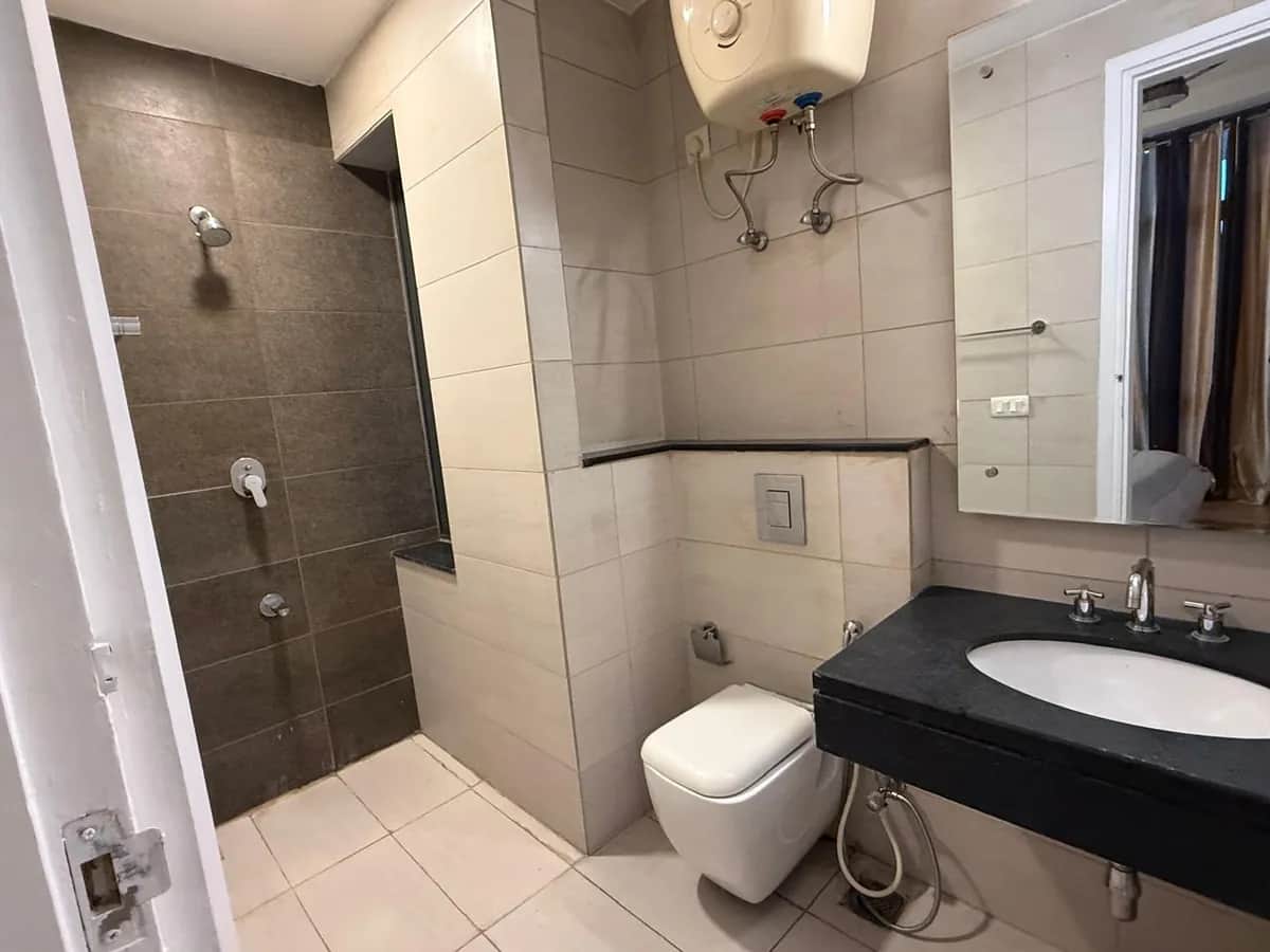 IREOグランドアーチ 3BHK バスルーム — オープンシャワーとグラナイト洗面台（グルガオン）