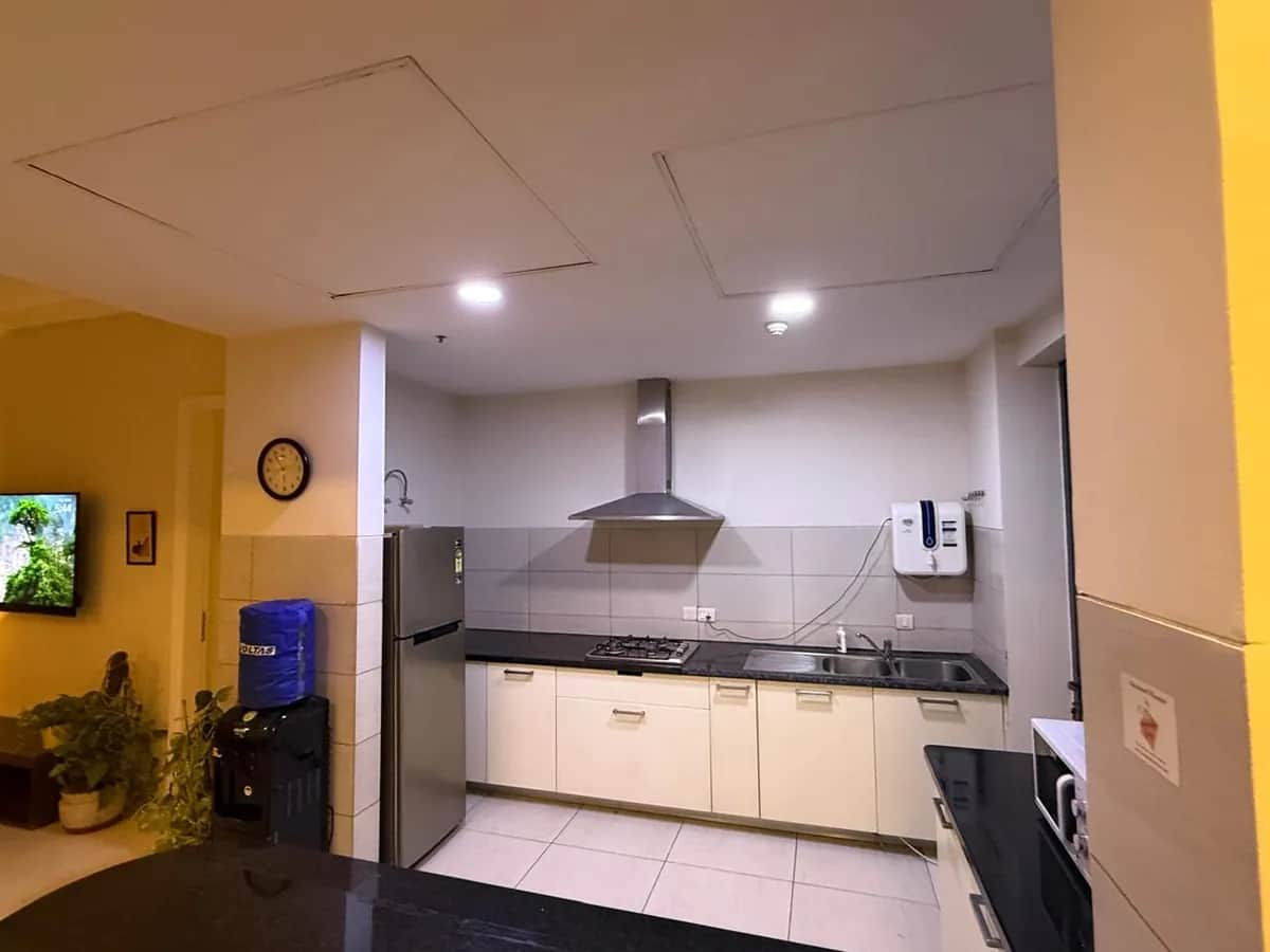IREOグランドアーチ 3BHK セミオープンキッチン — 換気扇とガスコンロ付き（グルガオン）