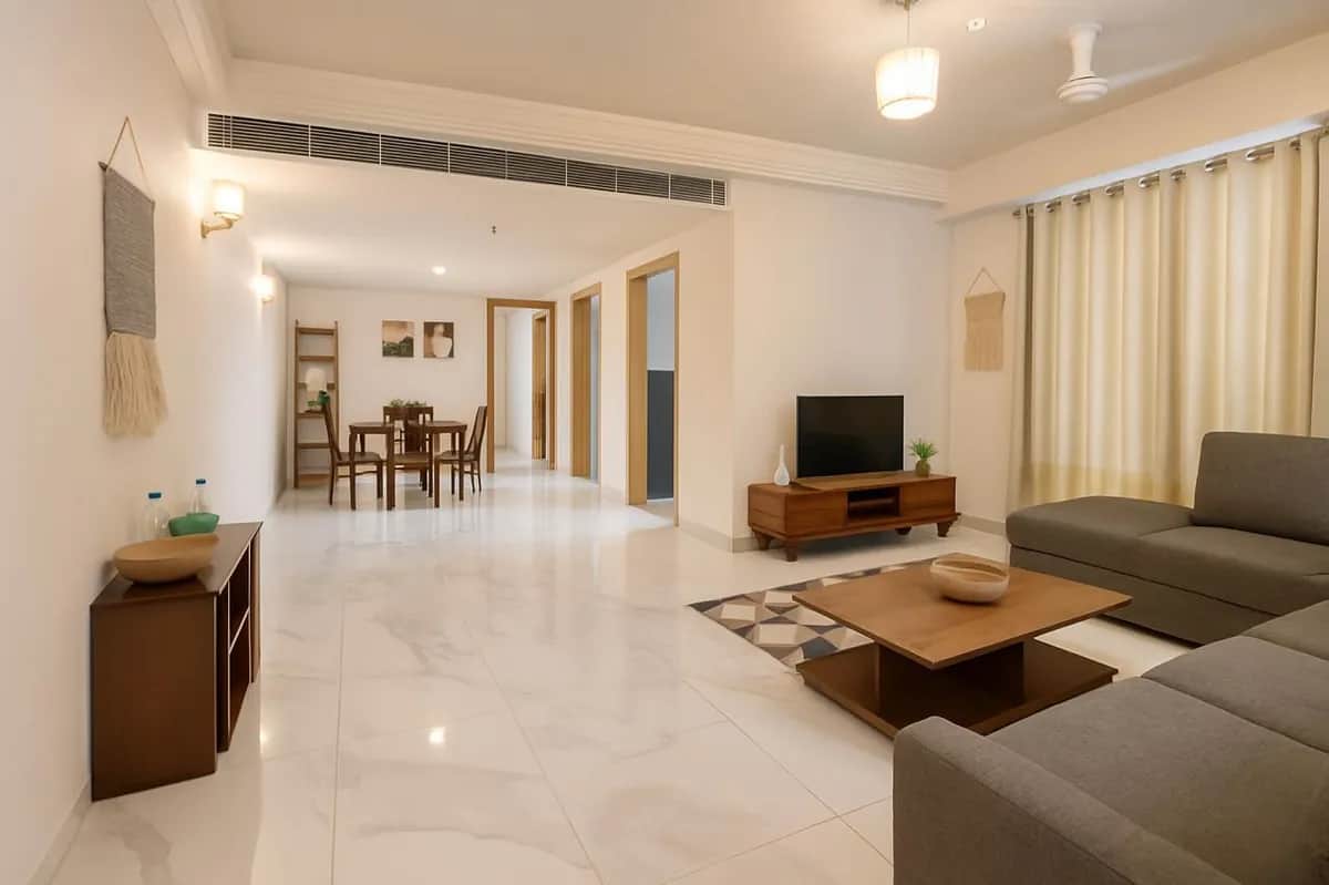 M3Mハイツ 2BHK 広々としたオープンプランのリビング — 大理石床（グルガオン）