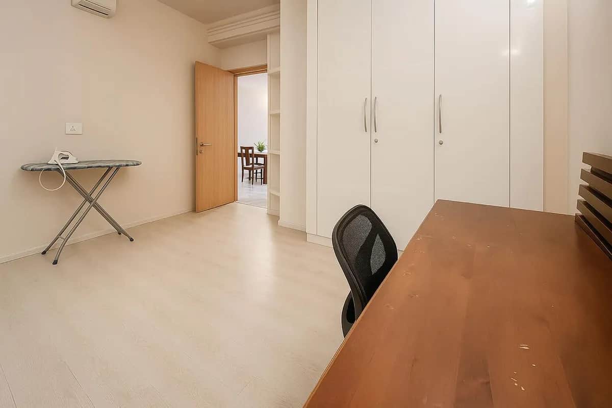 M3Mハイツ 2BHK 第2寝室 — デスクと造り付けワードローブ付き、在宅オフィスとして利用可能（グルガオン）